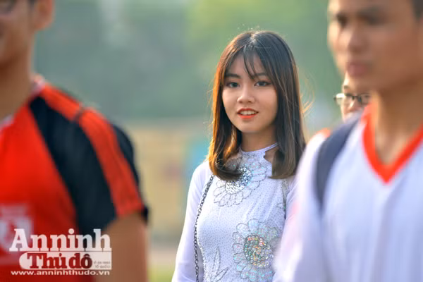 Nữ sinh Hà Nội rạng rỡ ngày khai mạc giải bóng đá học sinh THPT ảnh 4