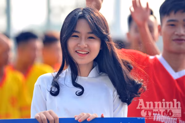 Nữ sinh Hà Nội rạng rỡ ngày khai mạc giải bóng đá học sinh THPT ảnh 5
