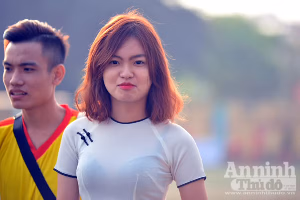Nữ sinh Hà Nội rạng rỡ ngày khai mạc giải bóng đá học sinh THPT ảnh 6