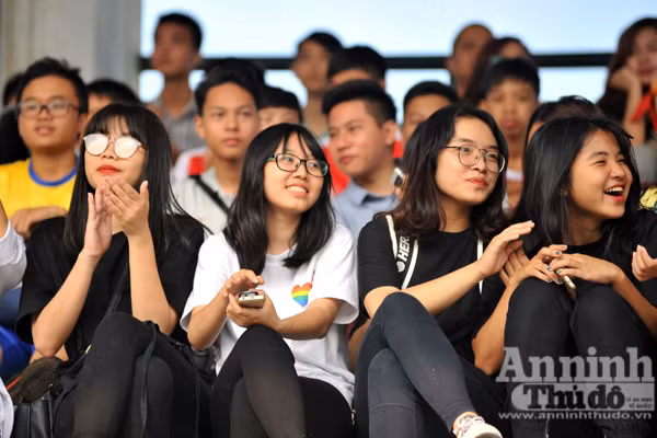 Nữ sinh Hà Nội rạng rỡ ngày khai mạc giải bóng đá học sinh THPT ảnh 8