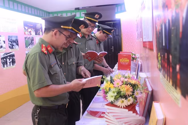 Giáo dục truyền thống cho cán bộ chiến sỹ trẻ ảnh 2 Giáo dục truyền thống cho cán bộ chiến sỹ trẻ ảnh 2