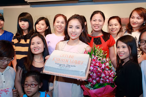 Hoa hậu Kỳ Duyên ngại ngùng trước màn tỏ tình của fan ảnh 7