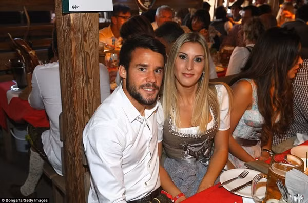 Dàn WAGs Bayern Munich khoe sắc trong lễ hội Oktoberfest ảnh 10