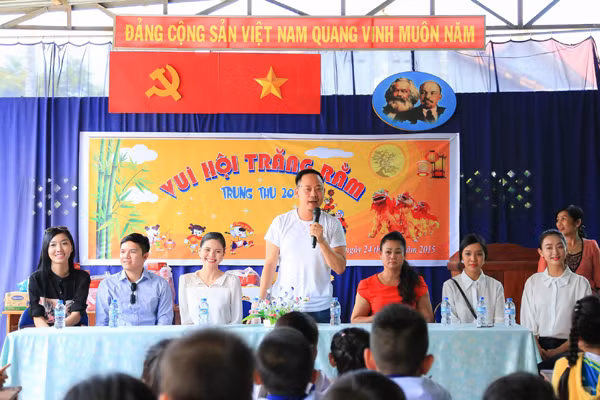 NTK Võ Việt Chung cùng dàn người đẹp phát quà trung thu cho trẻ em nghèo ảnh 2