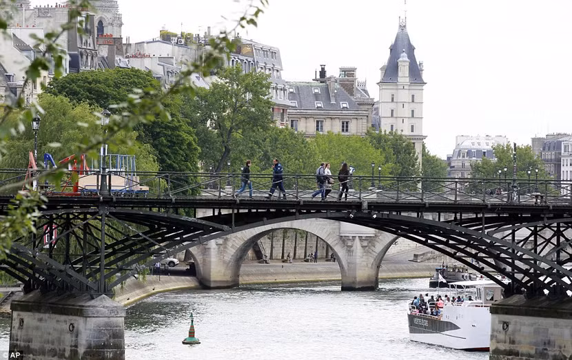 Chùm ảnh: “Mở khóa” tình yêu “cứu sống” cầu Pont des Arts ở Paris ảnh 12
