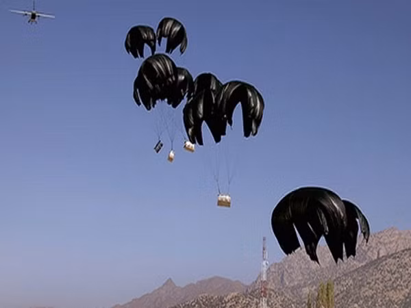 Mỹ vừa thả dù một số lượng lớn vũ khí cho phiến quân IS ở Iraq ảnh 1