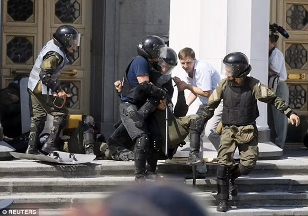 Ukraine: Đụng độ bên ngoài tòa nhà quốc hội, phản đối "luật tự trị" cho Donbass ảnh 1