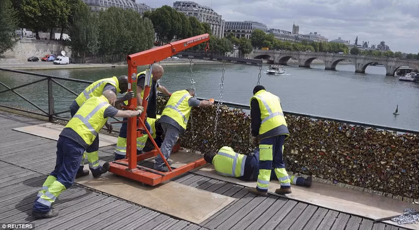 Chùm ảnh: “Mở khóa” tình yêu “cứu sống” cầu Pont des Arts ở Paris ảnh 10