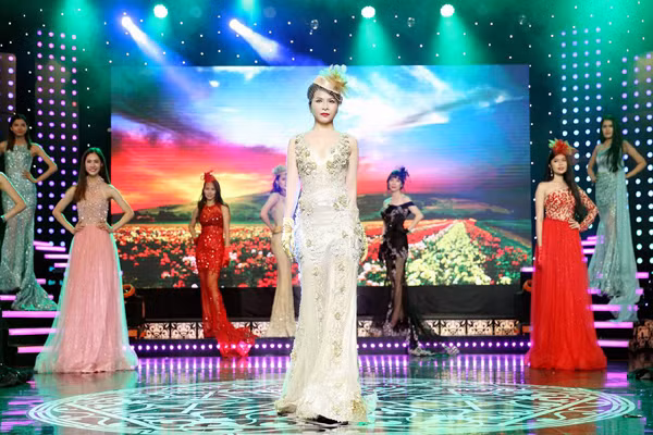 Hoa hậu Lê Thanh Thúy làm vedette trong show thời trang đầu năm mới ảnh 2