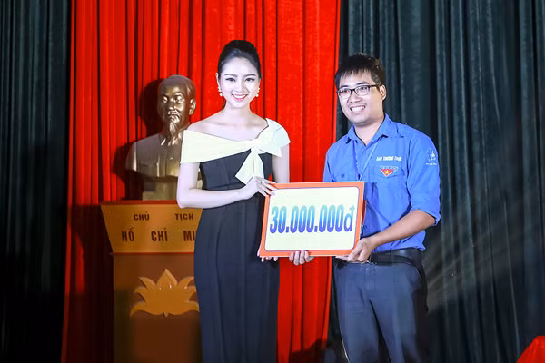 Hoa hậu Ngọc Anh đấu giá được gần 100 triệu tặng người nghèo ảnh 3