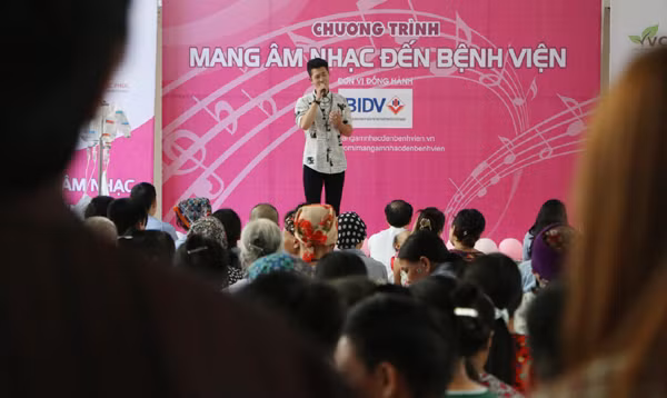 Đức Phúc "nhắn nhủ" cô giáo Mỹ Tâm cùng mang âm nhạc đến bệnh viện ảnh 3