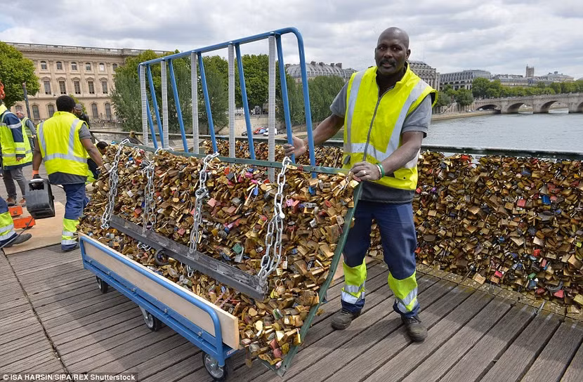 Chùm ảnh: “Mở khóa” tình yêu “cứu sống” cầu Pont des Arts ở Paris ảnh 4