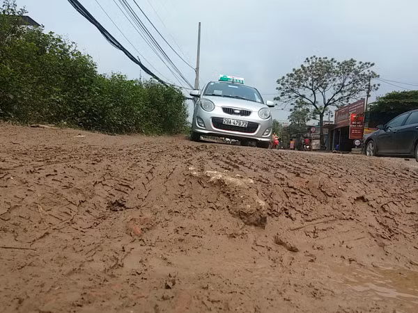 Nguy cơ tai nạn trên con đường “ổ voi” ảnh 3