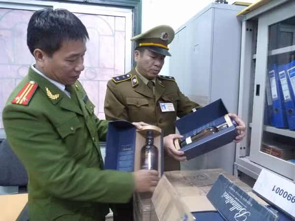 Thu giữ 1.100 chai rượu ngoại nhập lậu ảnh 1