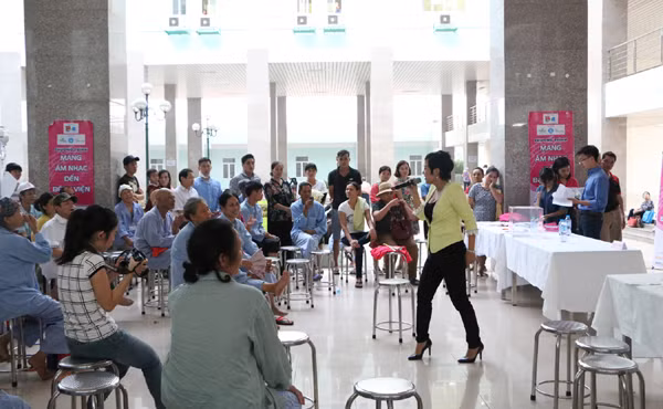 Đức Phúc "nhắn nhủ" cô giáo Mỹ Tâm cùng mang âm nhạc đến bệnh viện ảnh 12