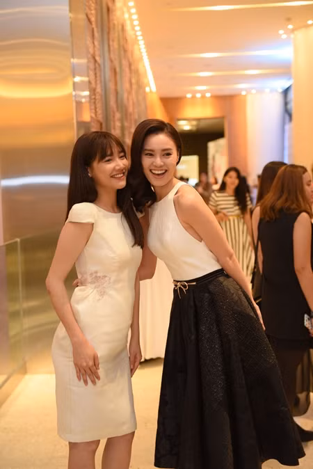 Lan Ngọc kiêu kỳ hội ngộ cùng "bạn gái Trường Giang" Nhã Phương ảnh 4