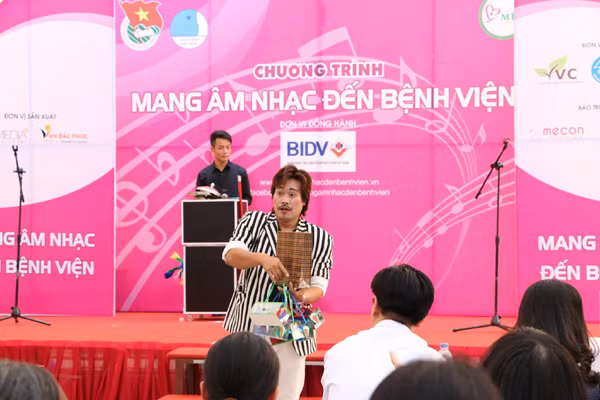 Nghệ sĩ hai miền Nam-Bắc mang Giáng sinh hồng tới các bệnh nhi ảnh 3