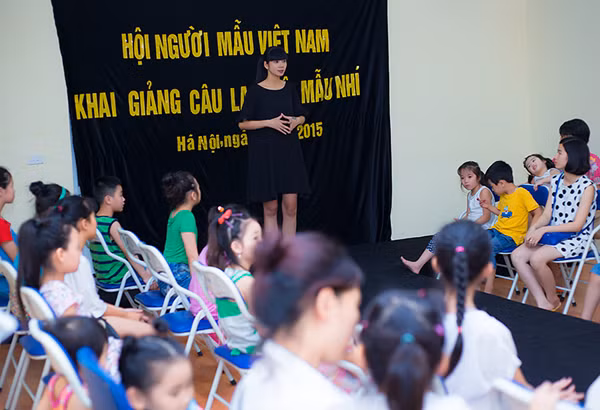 Siêu mẫu Hạ Vy “bế bụng bầu” lên bục giảng ảnh 1