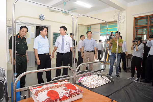 Chủ tịch UBND TP Hà Nội thăm hỏi người có công ảnh 6 Chủ tịch UBND TP Hà Nội thăm hỏi người có công ảnh 6
