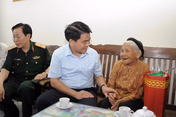 Chủ tịch UBND TP Hà Nội thăm hỏi người có công ảnh 4 Chủ tịch UBND TP Hà Nội thăm hỏi người có công ảnh 4