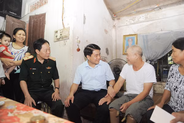 Chủ tịch UBND TP Hà Nội thăm hỏi người có công ảnh 5 Chủ tịch UBND TP Hà Nội thăm hỏi người có công ảnh 5
