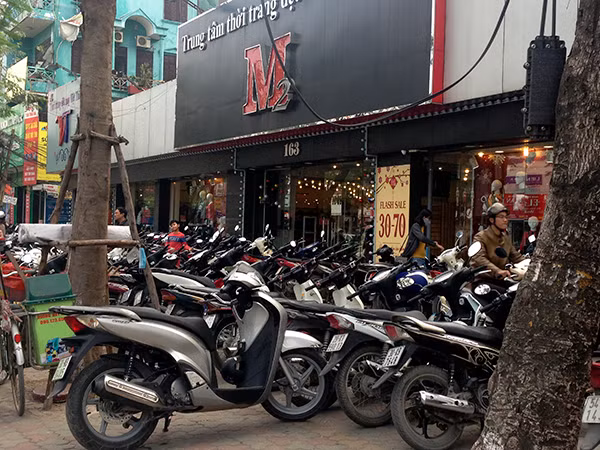 Người dân Hà Nội đổ xô đi săn hàng giảm giá cuối năm ảnh 5