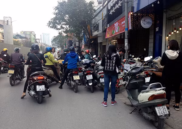 Người dân Hà Nội đổ xô đi săn hàng giảm giá cuối năm ảnh 1