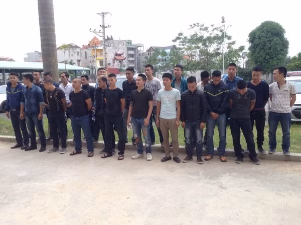 Huy động 7 xe ô tô, 30 "anh chị" định về dằn mặt trai xã ảnh 1