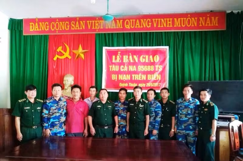 Tàu cá cùng 19 thuyền viên gặp nạn được cảnh sát biển cứu hộ kịp thời ảnh 1
