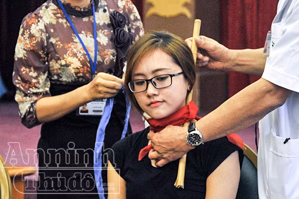 Chi tiết ảnh quy trình sơ cứu vết thương mạch máu do tôn cắt, hoặt vật nhọn cứa ảnh 10