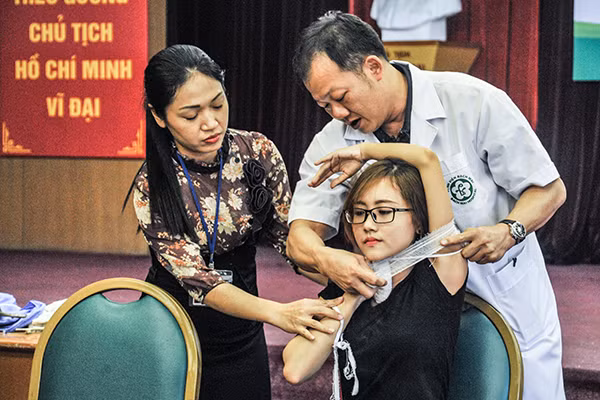 Chi tiết ảnh quy trình sơ cứu vết thương mạch máu do tôn cắt, hoặt vật nhọn cứa ảnh 11