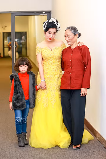 Thúy Nga "đọ dáng" cùng Hoài Linh ảnh 13