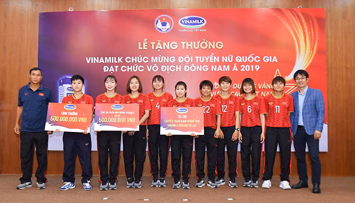 Vinamilk trao thưởng chúc mừng Đội tuyển bóng đá nữ quốc gia vô địch Đông Nam Á 2019 ảnh 1