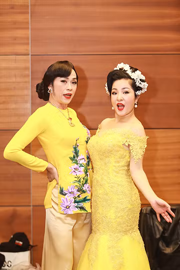 Thúy Nga "đọ dáng" cùng Hoài Linh ảnh 3