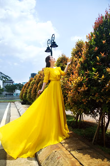 MC Kim Trang “thả dáng” kiêu kỳ với đầm vàng rực rỡ ảnh 2