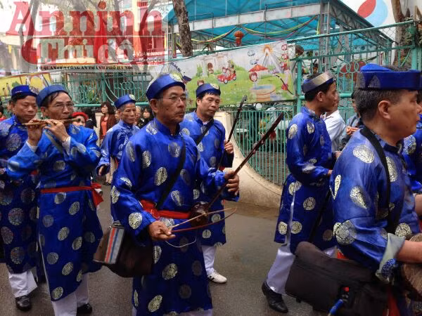 Lễ rước “hoành tráng” ở làng lụa lớn nhất nước ảnh 19