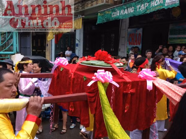 Lễ rước “hoành tráng” ở làng lụa lớn nhất nước ảnh 25