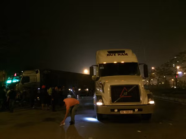 Va chạm với xe tải, bị xe container đâm tử vong ảnh 1