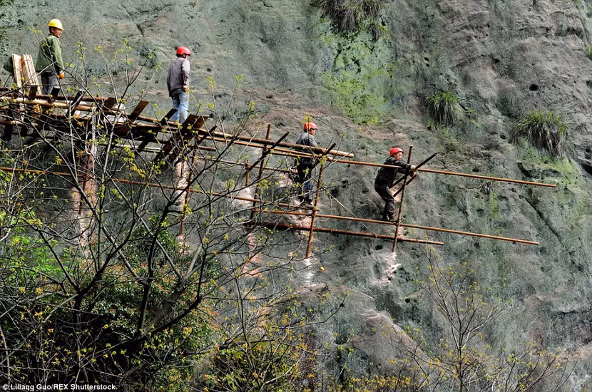 "Bán mạng" xây dựng con đường nguy hiểm nhất Trung Quốc ảnh 2