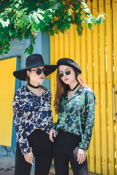 Chị em Yến Trang - Yến Nhi diện thời trang cá tính dạo phố ảnh 1 Chị em Yến Trang - Yến Nhi diện thời trang cá tính dạo phố ảnh 1