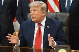 Tổng thống Trump đe dọa đánh sập nhà máy điện và cầu đường của Iran