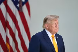 Tổng thống Trump cân nhắc áp thêm thuế 7,5% đối với hàng hóa Trung Quốc