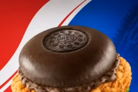 Độc lạ món bánh Burger gà rán kết hợp bánh quy Oreo tại Trung Quốc