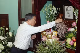 Tổng Bí thư, Chủ tịch nước Tô Lâm dâng hương tưởng nhớ Chủ tịch Hồ Chí Minh
