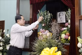 Chủ tịch Quốc hội Trần Thanh Mẫn dâng hương tưởng nhớ Chủ tịch Hồ Chí Minh