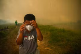 Mù khói do cháy rừng bùng phát tại Indonesia, 1,4 triệu học sinh phải học trực tuyến