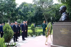 Thủ tướng Lê Minh Hưng dâng hoa tại Tượng Chủ tịch Hồ Chí Minh ở New Delhi