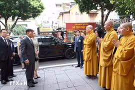 Nhà vua Thái Lan và Hoàng hậu thăm chùa Quán Sứ và dự lễ cầu an