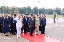 Nhà vua và Hoàng hậu Thái Lan vào Lăng viếng Chủ tịch Hồ Chí Minh, đặt vòng hoa tưởng niệm các Anh hùng liệt sỹ