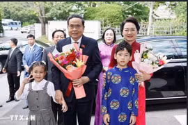 Chủ tịch Quốc hội Trần Thanh Mẫn và Phu nhân gặp gỡ cán bộ Đại sứ quán và cộng đồng người Việt ở Hàn Quốc